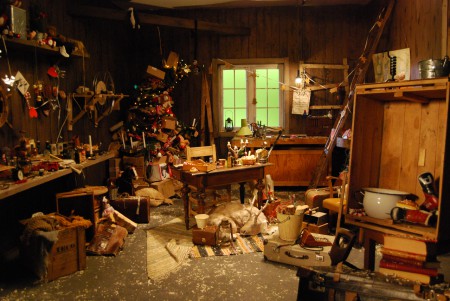 Samarbetsprojekt med kurskamrater, Film- och TVscenografi LTU. En studiobyggd tomteverkstad med greenscreen för kortfilmsinspelning.