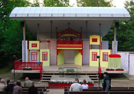 Scenografi för sommarteatern Karöns lilla Kitty. (Ronneby Folkteater)