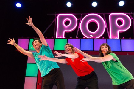 Kostym för Allt du måste veta om pop. (Riksteatern.) Scenograf Bengt Fröderberg. Ljus Carina Jernberg. Foto Martin Skoog.